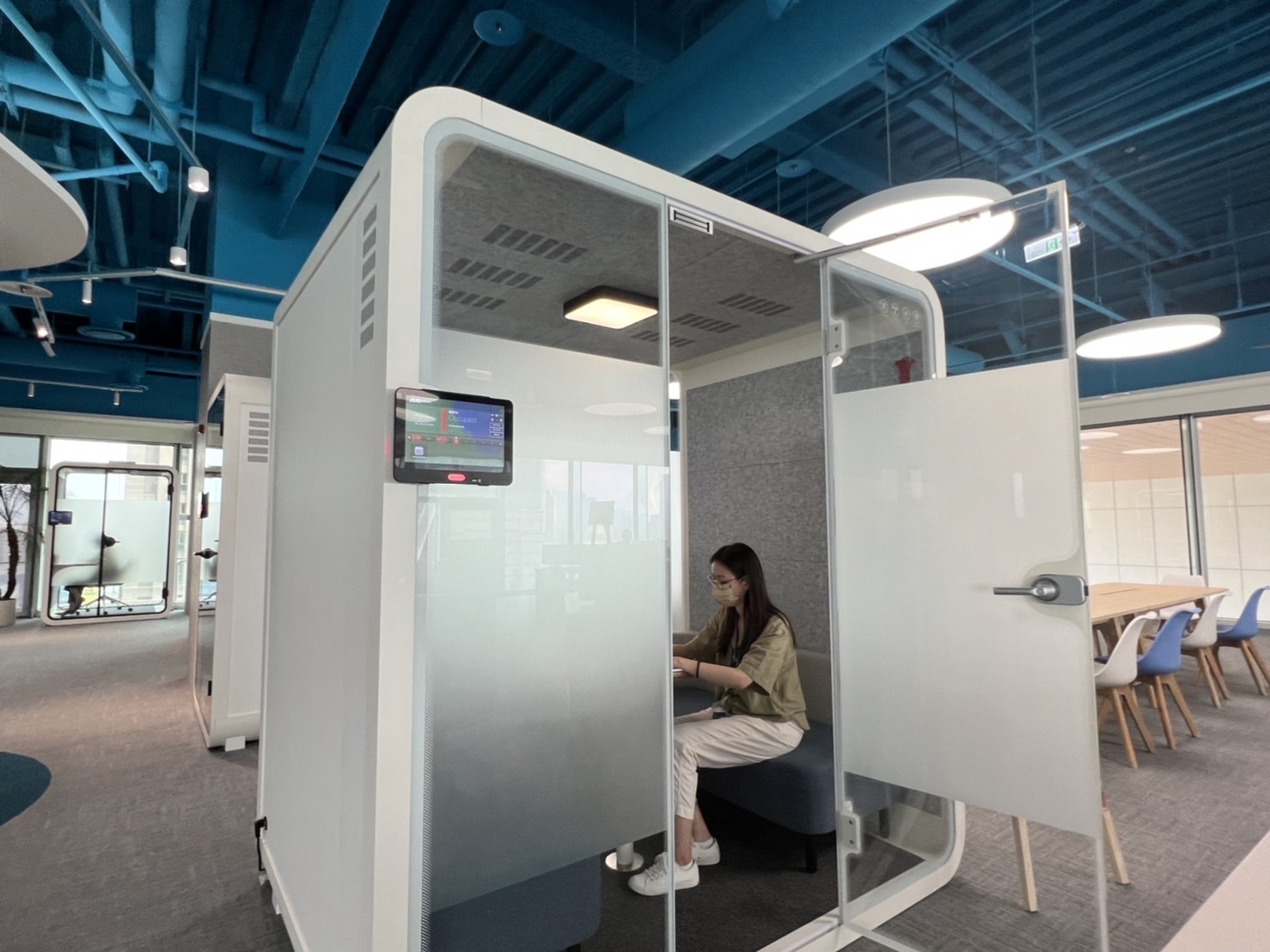 球速体育高雄據點的智慧行動辦公艙，展現球速体育在面板以外的研發應用軟實力